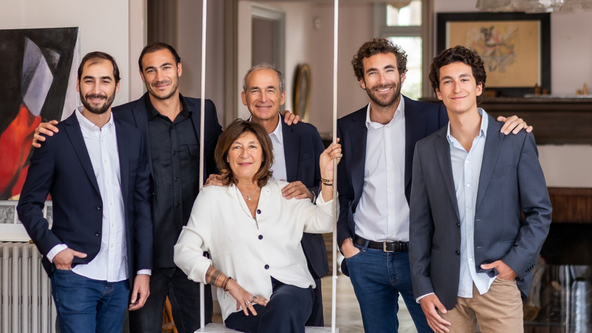 La famille Kretz, fondatrice de Kretz Real Estate, réunie dans un appartement parisien